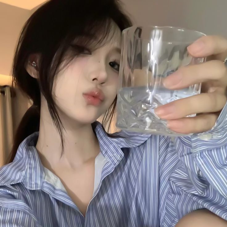 Uống một ly nước ấm nhẹ buổi sáng không chỉ tốt cho tim mạch mà còn mang nhiều lợi ích khác (Ảnh minh họa)