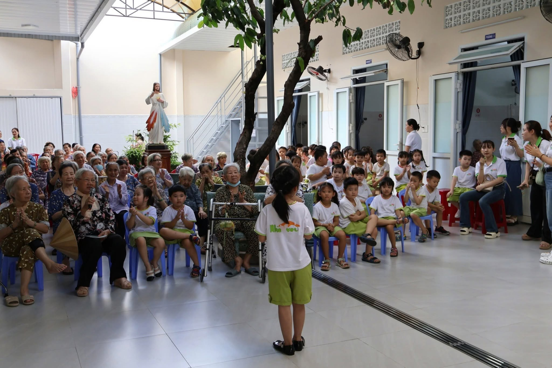 Các cụ thường xuyên được thăm hỏi, trò chuyện với các nhóm từ thận, các cháu học sinh sinh viên