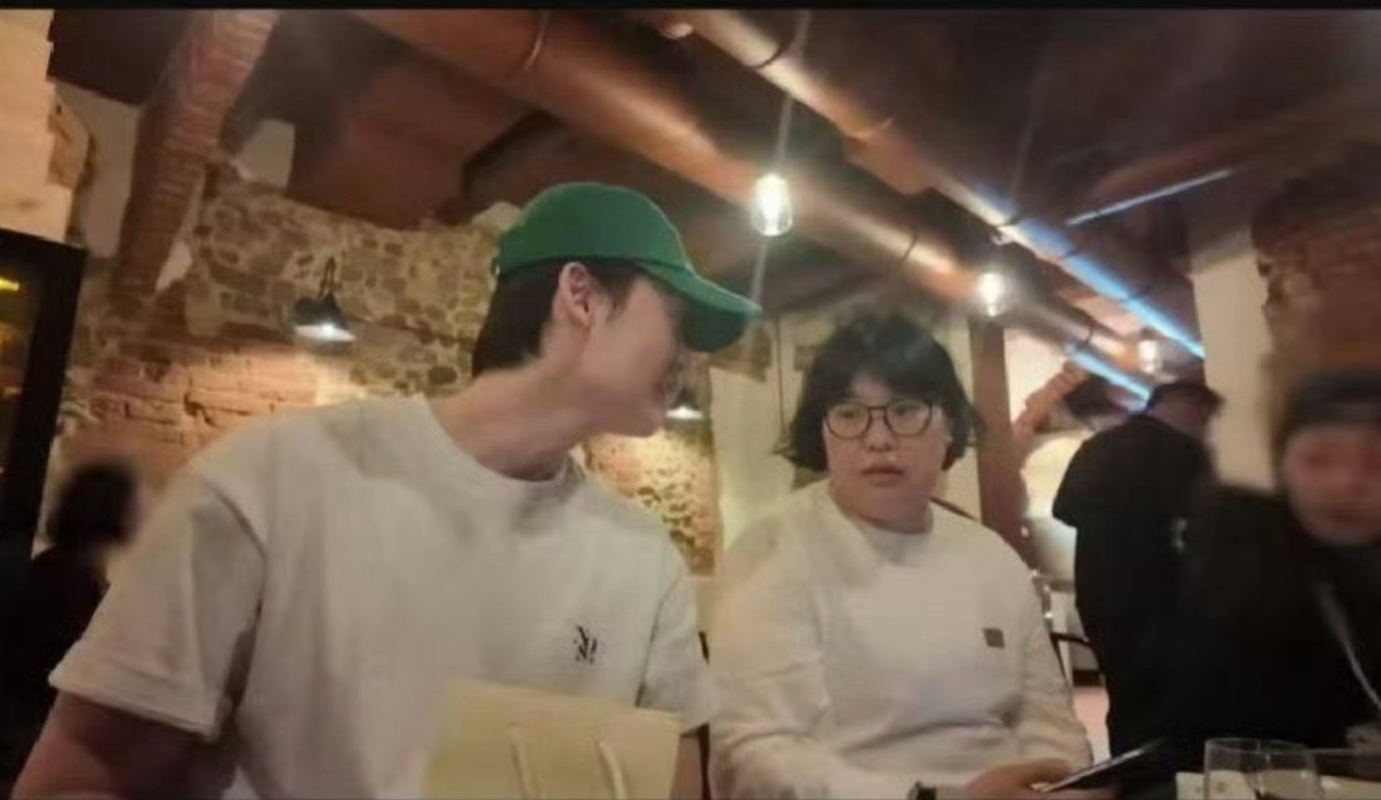 Người phụ nữ nghi chen chân vào cặp đôi Lee Jong Suk - IU sở hữu diện mạo kém sắc. Ảnh: Weibo