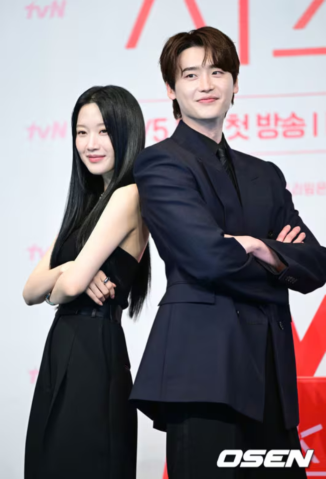 Không dám tin đây là Lee Jong Suk sau khi chia tay IU 