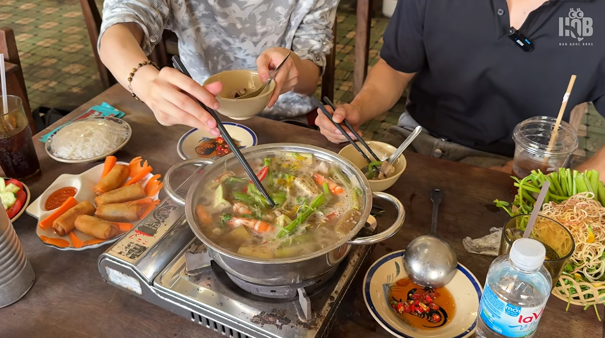 Chàng trai Yên Bái sang Hàn làm idol, về nước mới lần đầu được ăn món đặc sản miền Tây