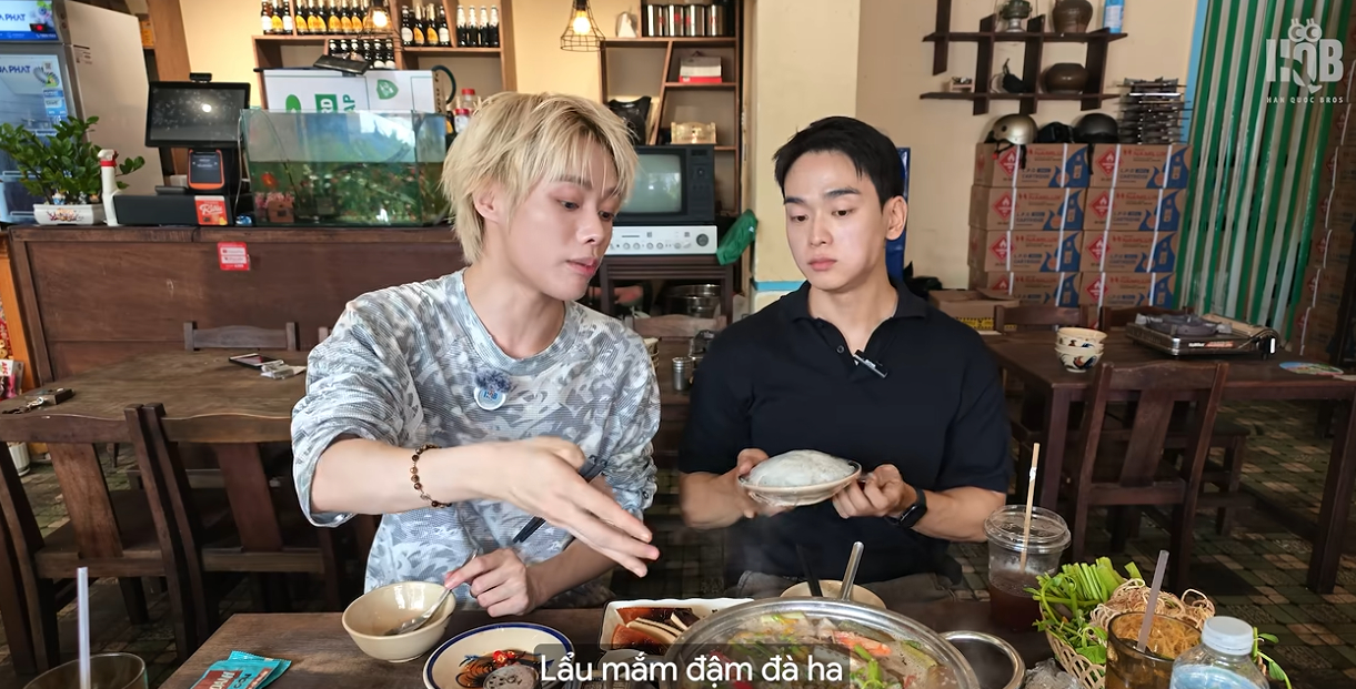 Dù là người Việt, nam ca sĩ thừa nhận đây là lần đầu tiên anh ăn lẩu mắm.