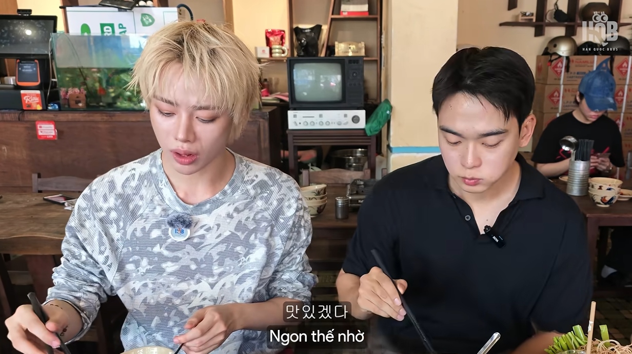 Hanbin (TEMPEST) xuất hiện trong một video ẩm thực cùng Jongrak - chủ kênh Hanquocbros