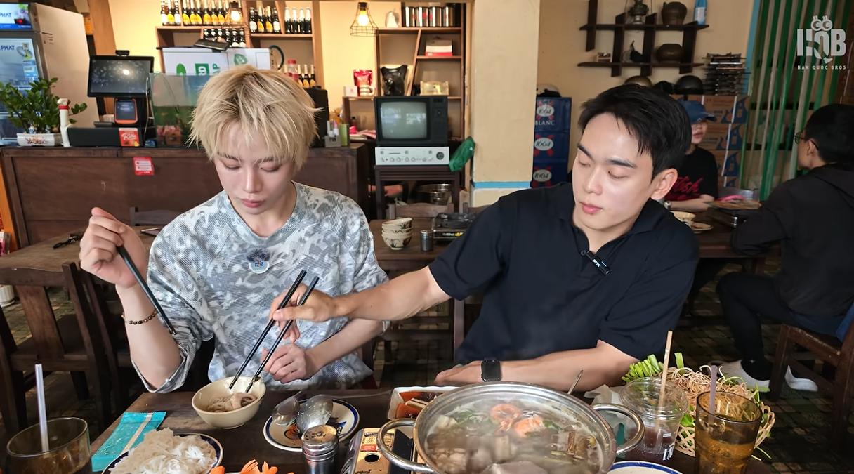 Jongrak không chỉ bóc tôm mà còn gắp cá cho Hanbin
