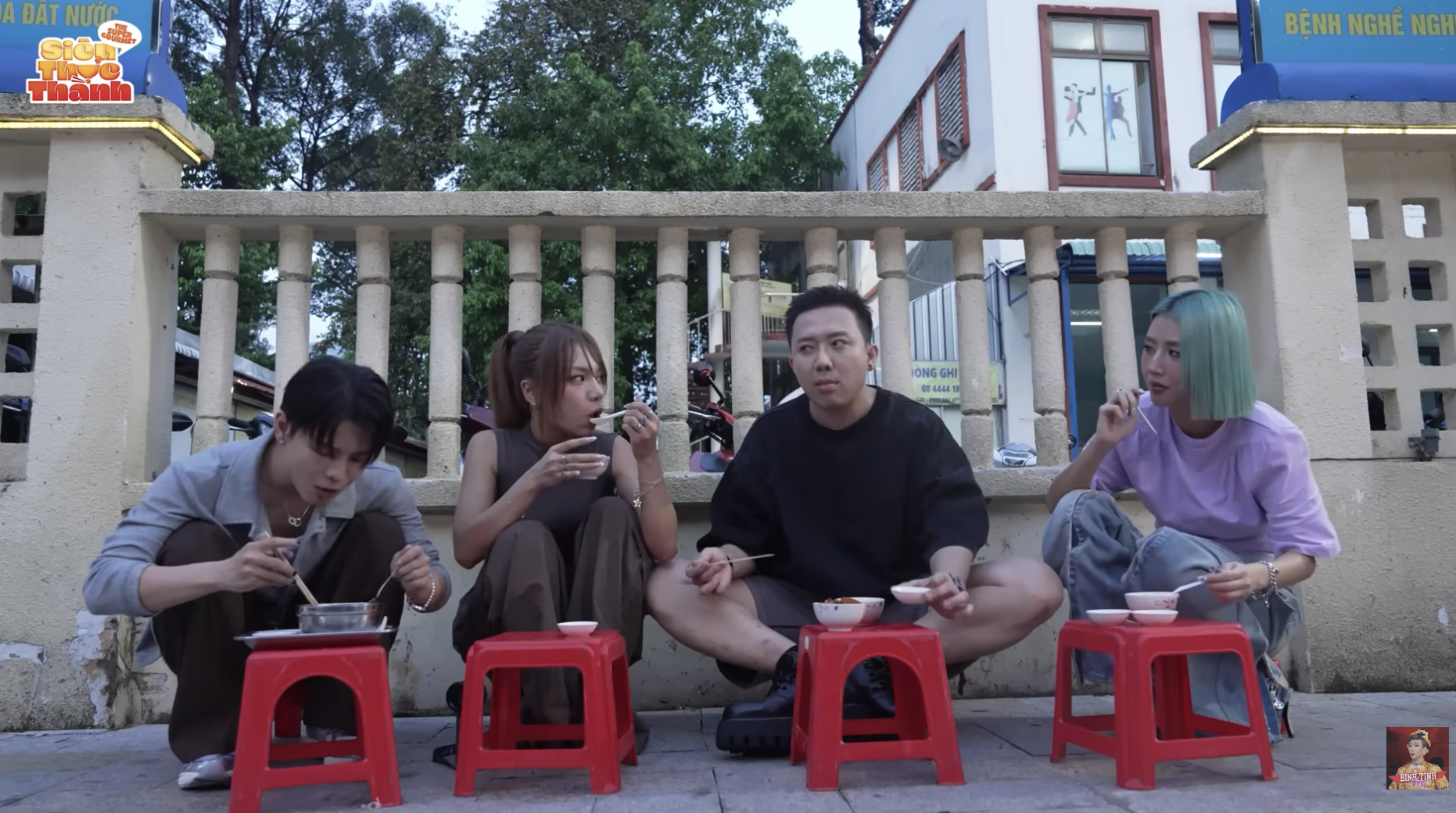 Trái với 3 người còn lại vừa ăn vừa trò chuyện rôm rả, Thái Ngân gần như tập trung hoàn toàn vào tô phá lấu trước mặt.
