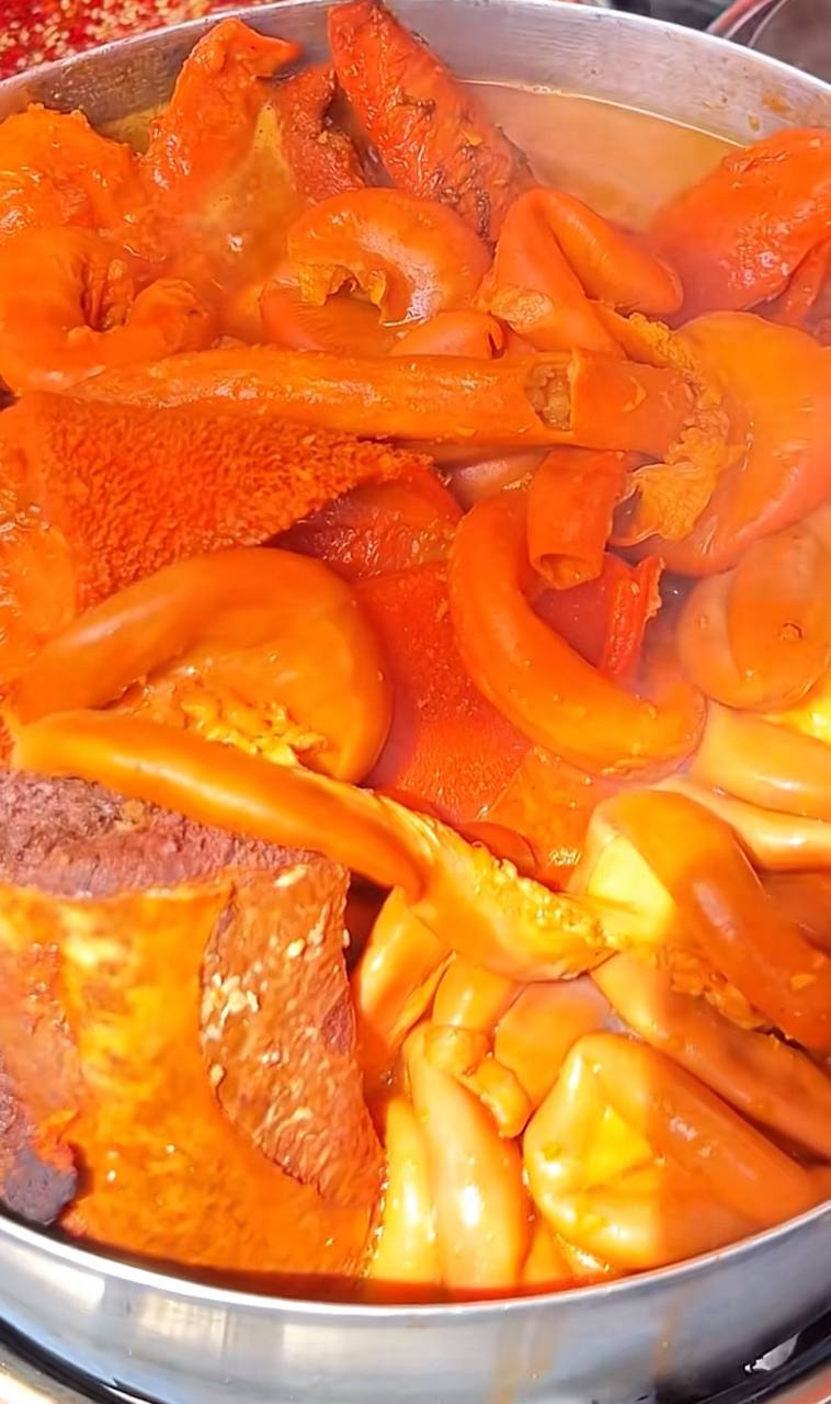 Theo Tebe Food, phần phá lấu có độ dai, giòn sần sật đặc trưng; riêng nước mắm chấm có thể sẽ hợp khẩu vị hơn nếu có thêm vị chua từ tắc hoặc me. Nguồn: Tebe Food