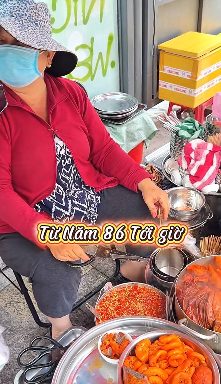 Theo chia sẻ trong video review của nhà sáng tạo nội dung Tebe Food, quán phá lấu này đã xuất hiện từ năm 1986. Nguồn: Tebe Food