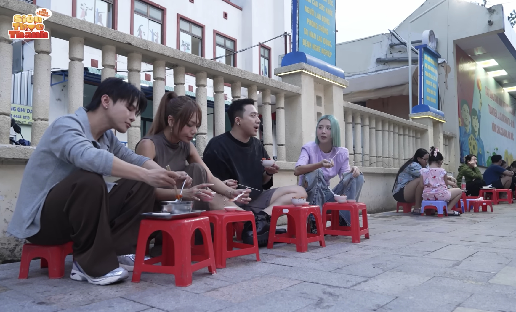 Khung cảnh giản dị, có phần “bệt” đúng chất Sài Gòn khiến màn thưởng thức của 4 nghệ sĩ cũng trở nên gần gũi và vui vẻ hơn hẳn.