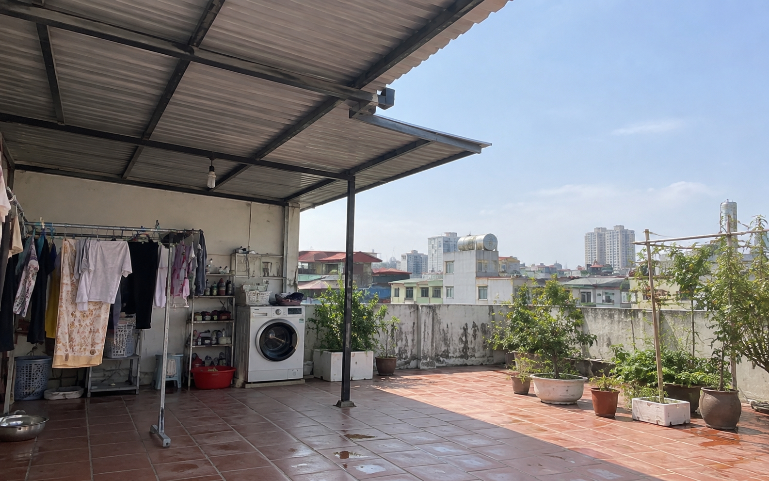 Vì sao ngày càng nhiều gia đình không còn lợp kín mái sân thượng? 2 cách làm mới vừa chắn nắng mưa vừa giữ được khoảng trời