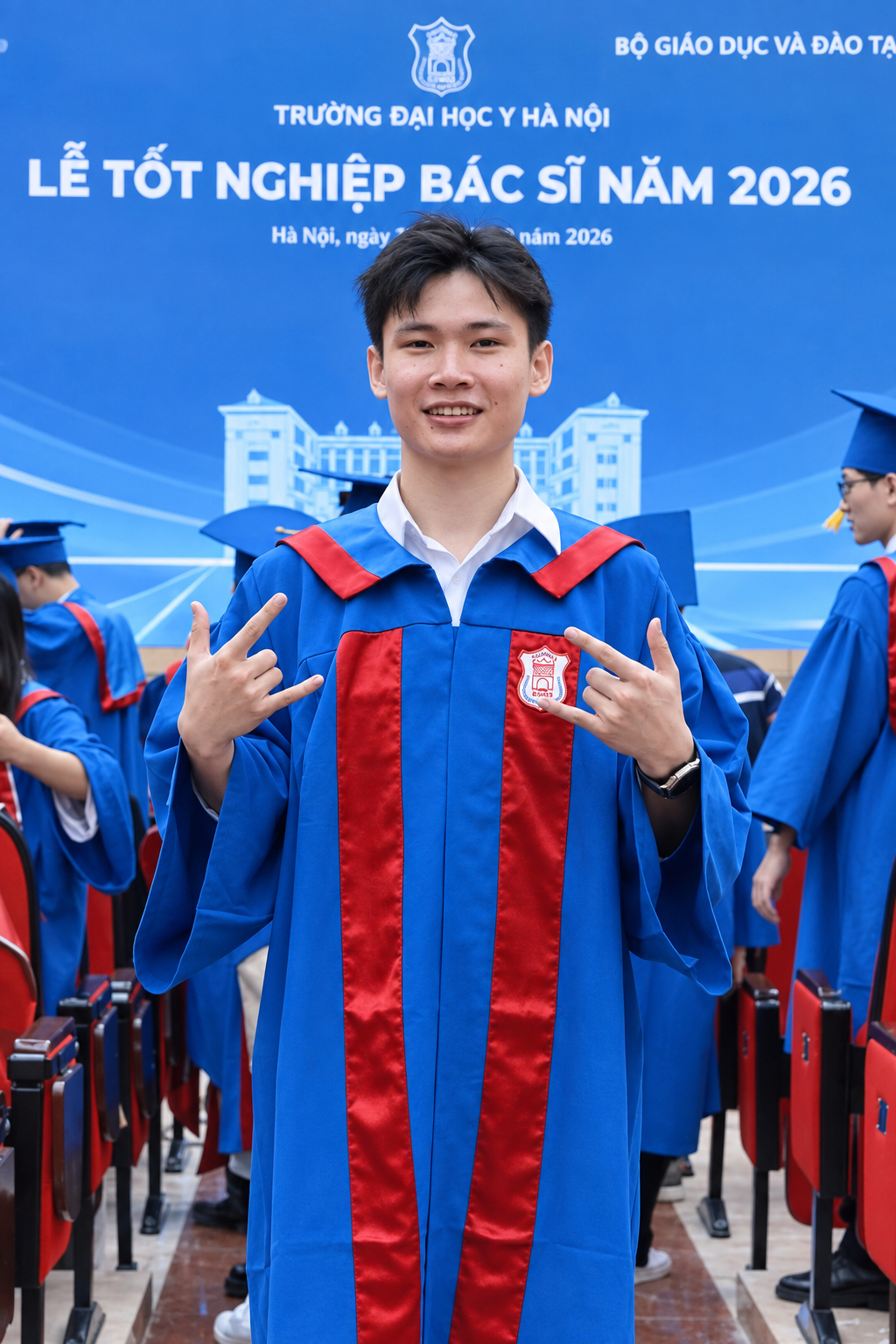Sau 6 năm học tập tại Trường Đại học Y Hà Nội, Phong tiếp tục lựa chọn dự thi Bác sĩ nội trú, với Răng Hàm Mặt là chuyên ngành cậu theo đuổi