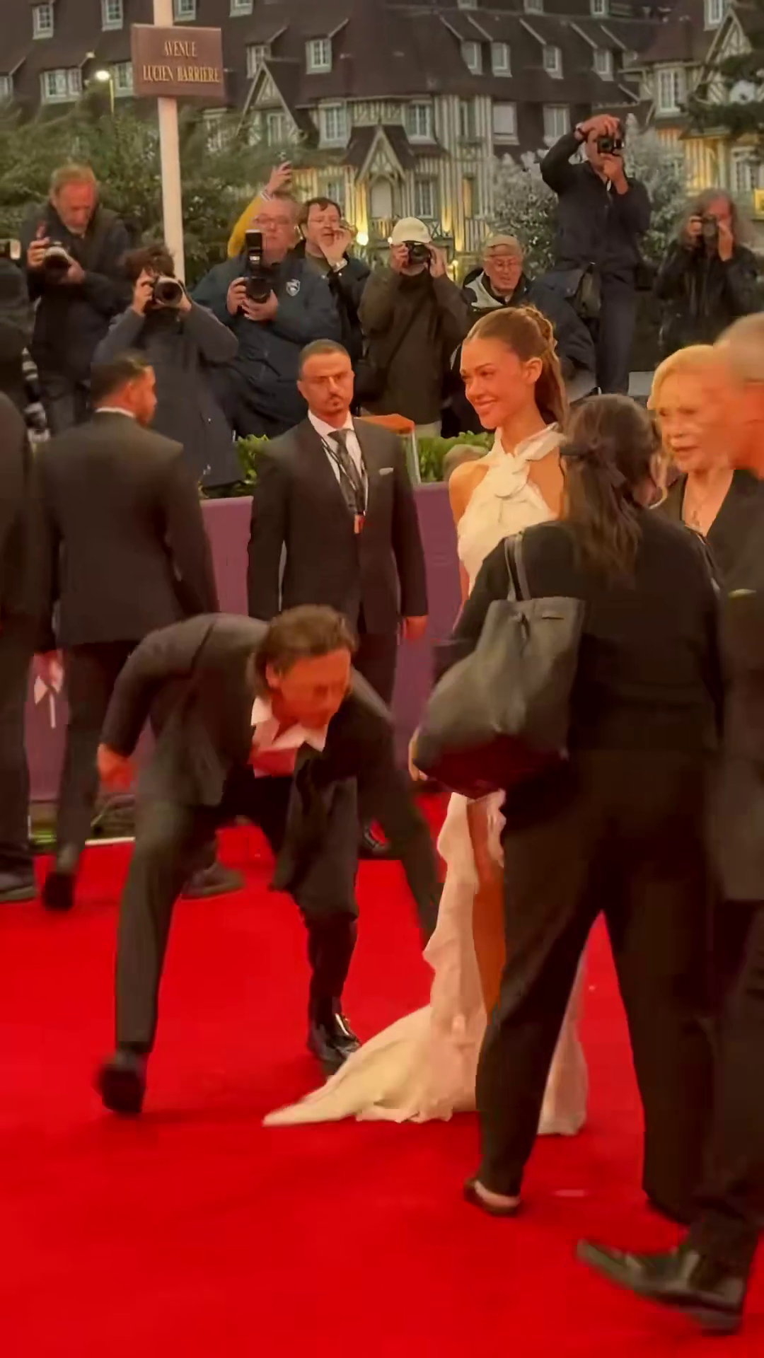 Con trai cả nhà Beckham cúi xuống chỉnh trang lại trang phục giúp bà xã rồi lặng lẽ rời đi để vợ tỏa sáng trên thảm đỏ. Ảnh: X