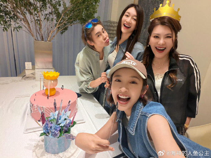 Đầu tháng 9, nữ diễn viên Khánh Dư Niên đã tổ chức tiệc tân gia, mời dàn chị em thân thiết từ chương trình Đạp Gió 2026 đến chung vui. Ảnh: Weibo.