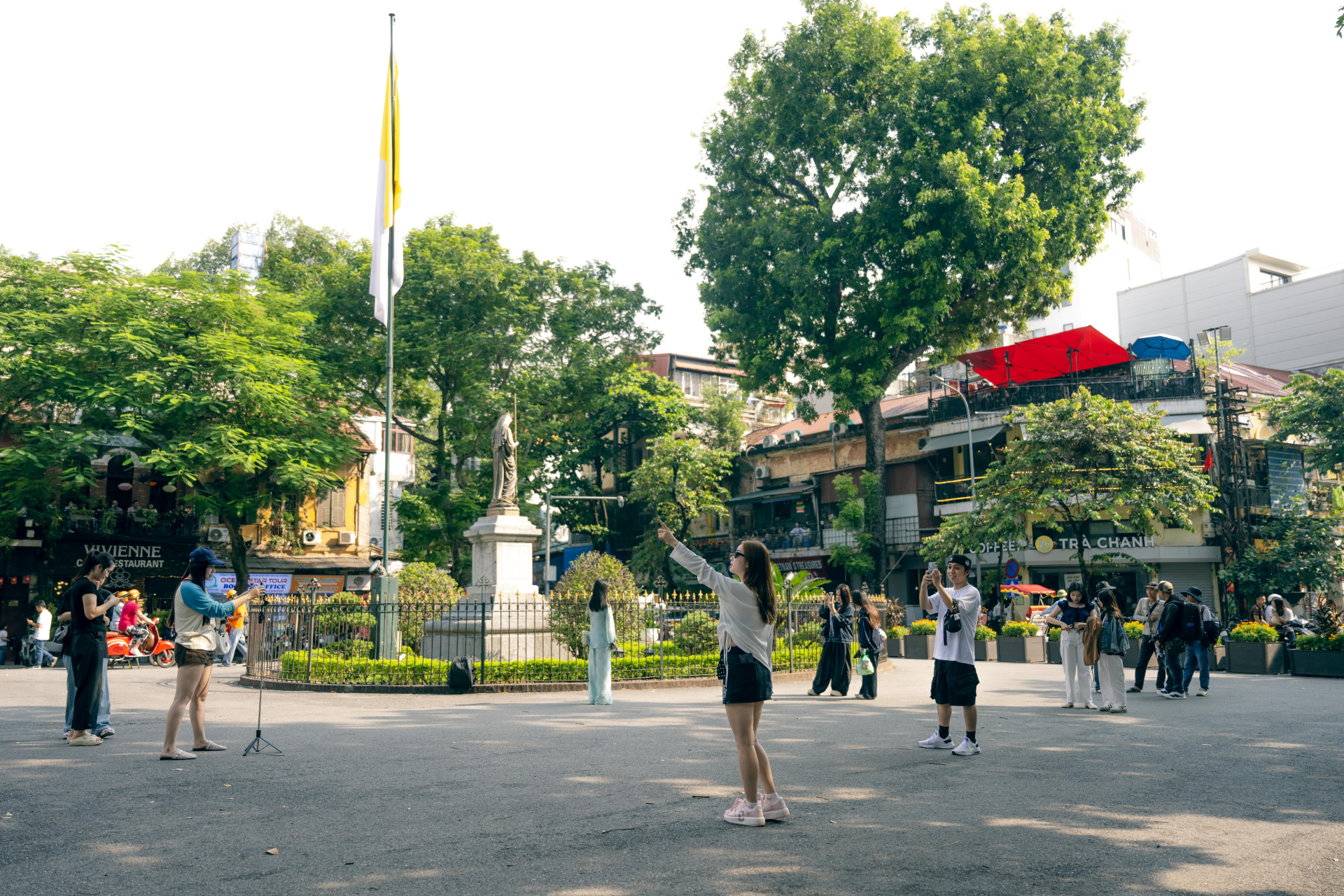 “Vạn vật đều thua Hà Nội mùa thu”: Thủ đô những ngày này đẹp đến mức chẳng cần filter