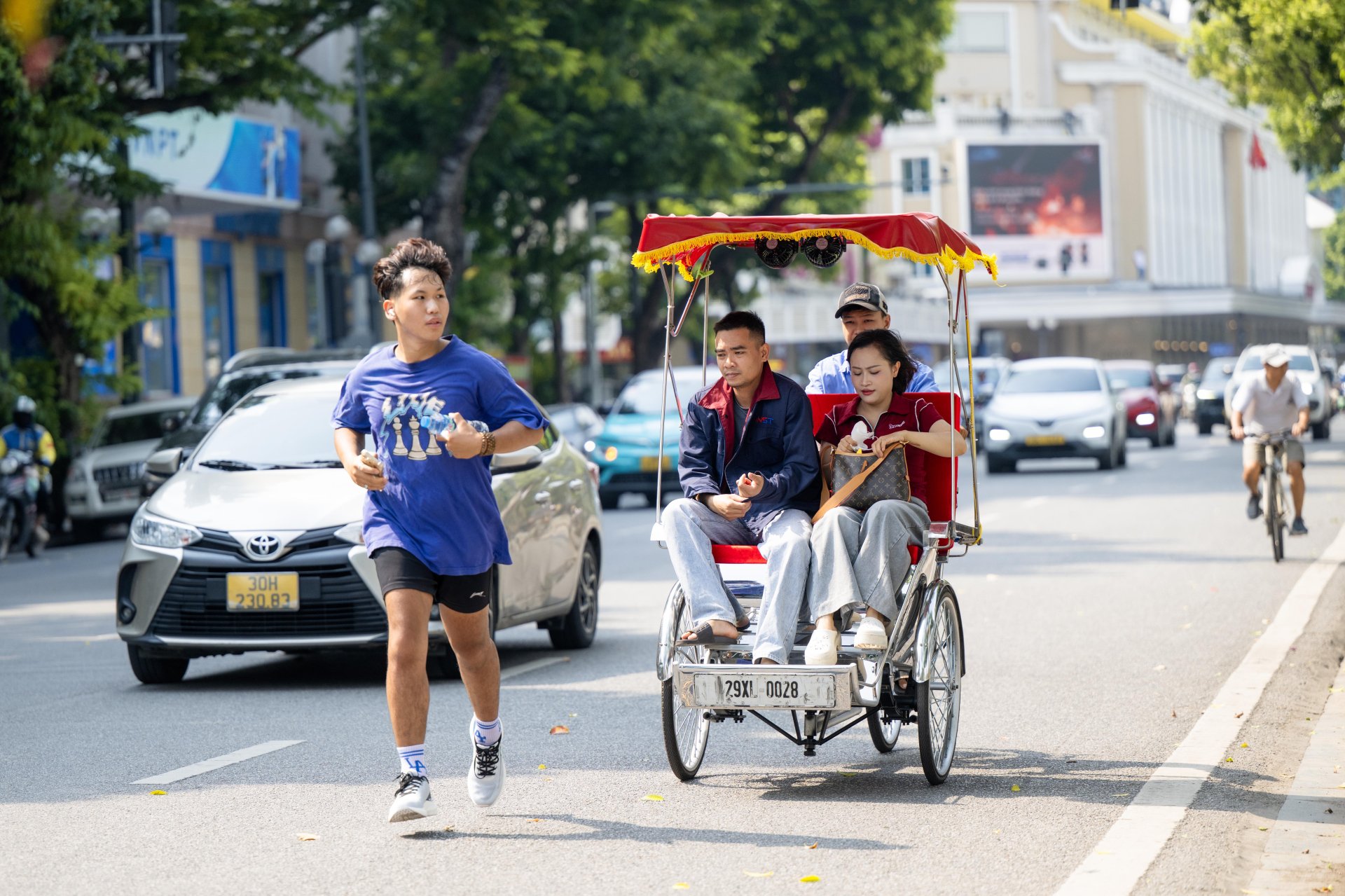 “Vạn vật đều thua Hà Nội mùa thu”: Thủ đô những ngày này đẹp đến mức chẳng cần filter