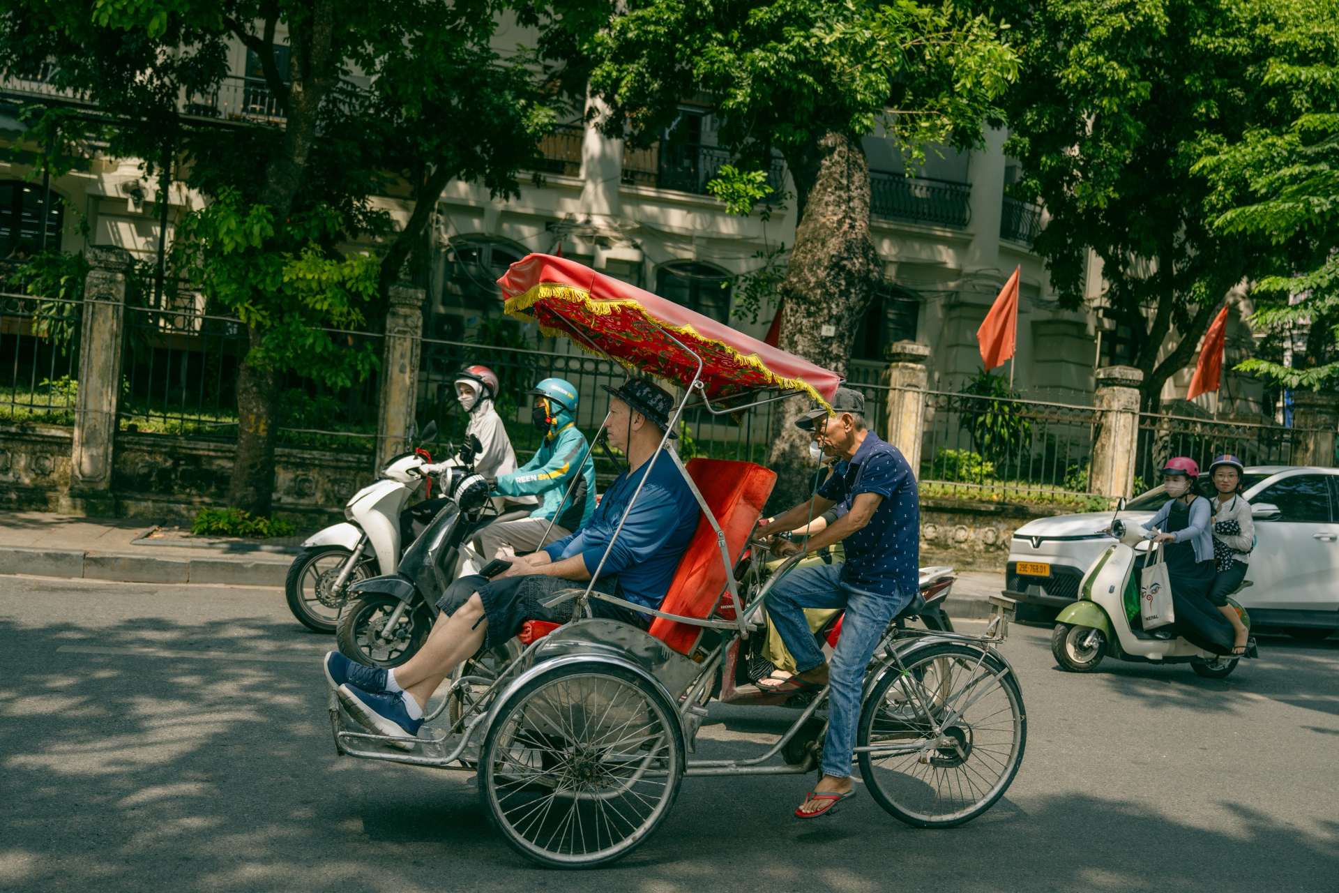 “Vạn vật đều thua Hà Nội mùa thu”: Thủ đô những ngày này đẹp đến mức chẳng cần filter