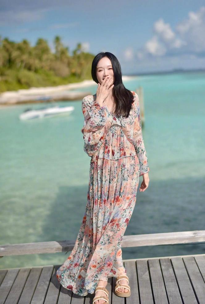 Bên cạnh nhan sắc ngọt ngào, vóc dáng thon thả của nữ minh tinh sinh năm 1979 cũng nhận được “cơn mưa lời khen” từ công chúng. Ảnh: Weibo