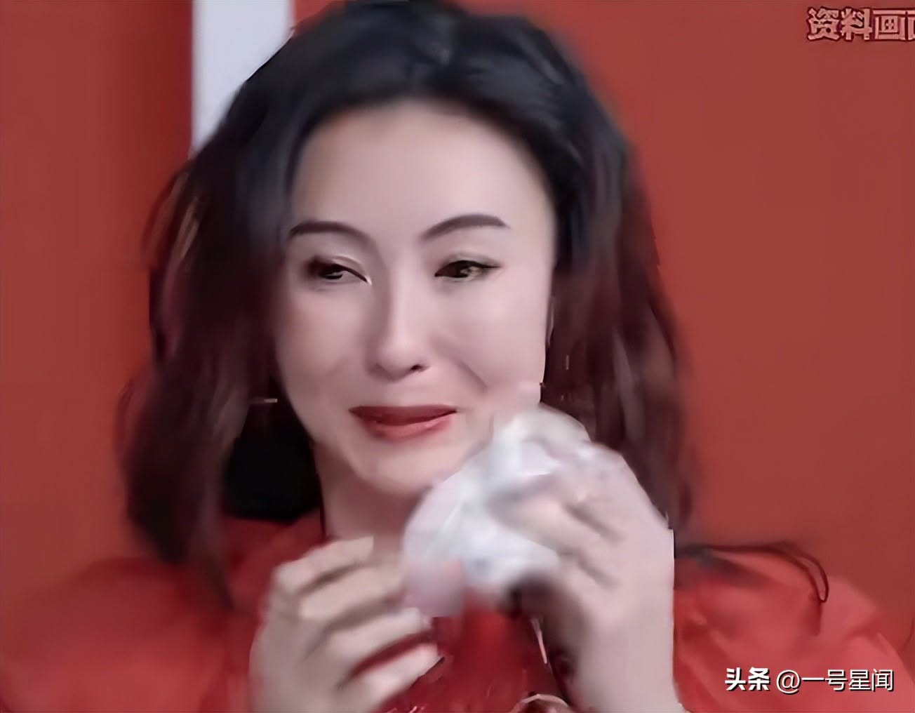 Gương mặt Trương Bá Chi xuất hiện những đường nét căng phồng bất thường, phần da nhăn nhúm và mất đi sự tự nhiên vốn có. Ảnh: Weibo