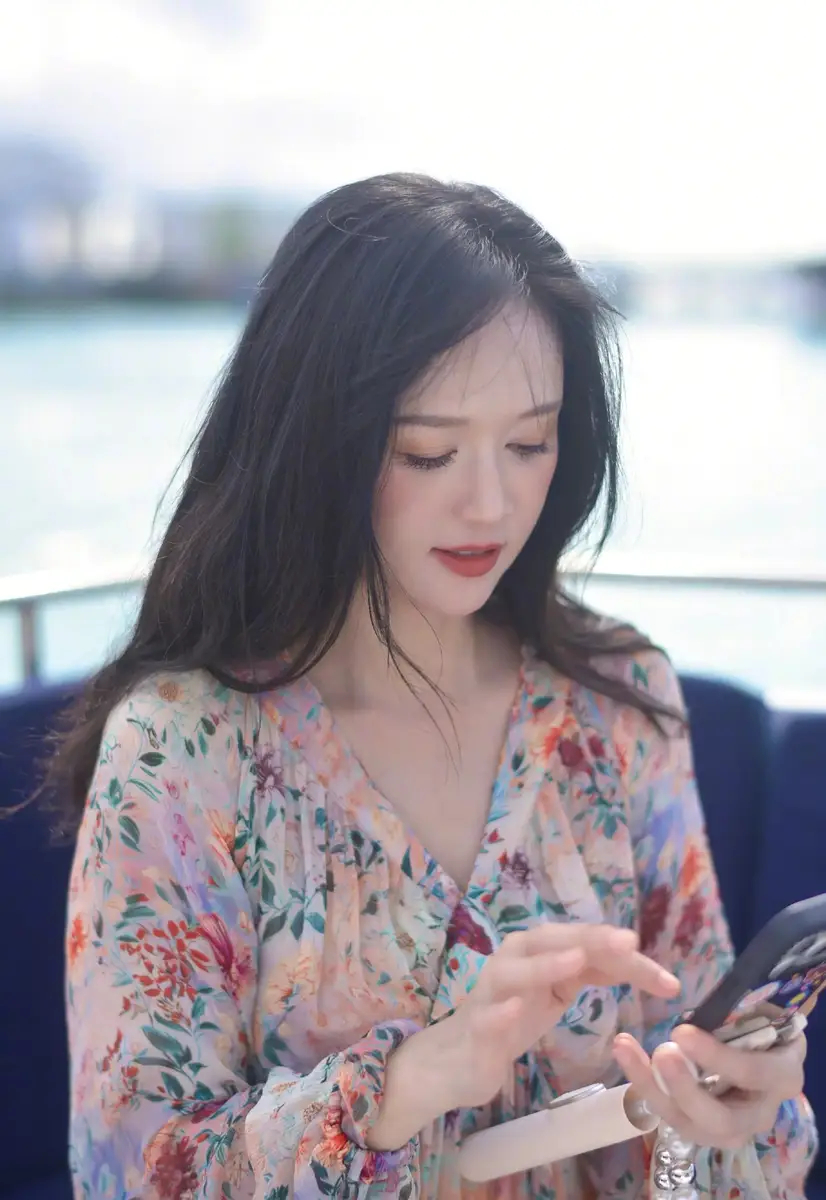 Dù đã ở ngưỡng U50 nhưng nữ nghệ sĩ họ Trần vẫn giữ được vẻ đẹp tươi trẻ và rạng rỡ đến ngỡ ngàng. Làn da trắng sáng mịn màng không tì vết của Trần Kiều Ân dường như không hề bị phai tàn bởi thời gian. Ảnh: Weibo