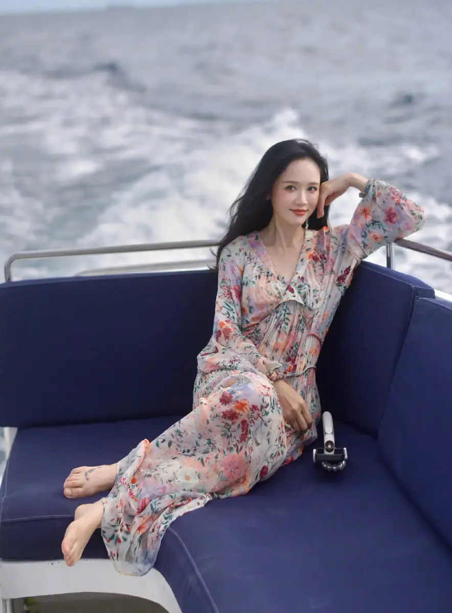 Trần Kiều Ân không hổ danh là 1 trong những “người đẹp không tuổi” của làng giải trí Hoa ngữ. Ở tuổi 47, cô gây ấn tượng mạnh mẽ nhờ visual trẻ trung chẳng khác gì những mỹ nhân trong độ tuổi 20. Ảnh: Weibo