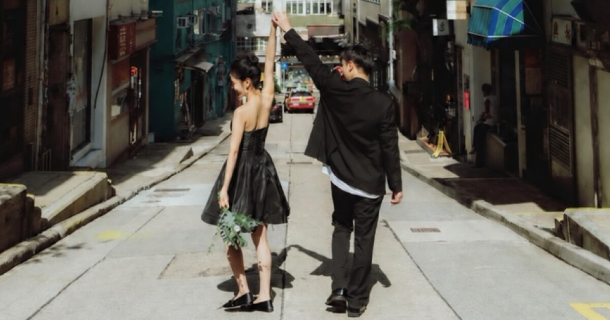 Jisoo vừa chia sẻ luôn bức hình cưới hiếm hoi bên ông xã làm chuyên gia tài chính. Ảnh: IGNV