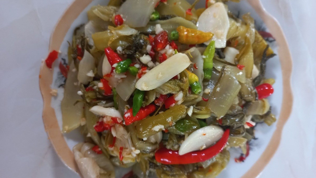 Rau củ muối ăn ít thì tốt, ăn nhiều hóa hại, nhất là nếu chế biến thêm nhiều dầu mỡ hoặc để lâu có váng lạ, nấm mốc (Ảnh minh họa)
