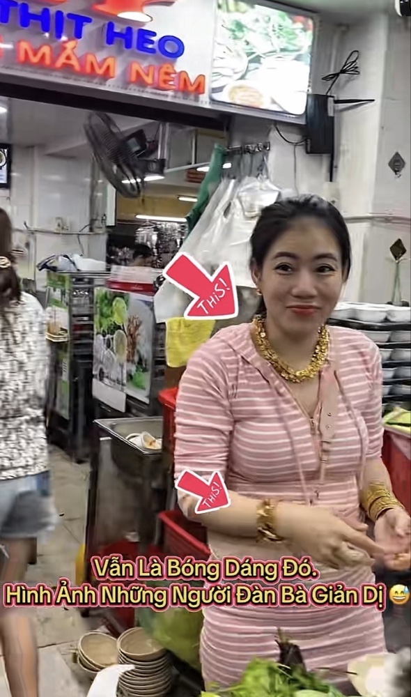 Lượng trang sức khá nổi bật dường như không ảnh hưởng đến tốc độ làm đồ của chủ quán