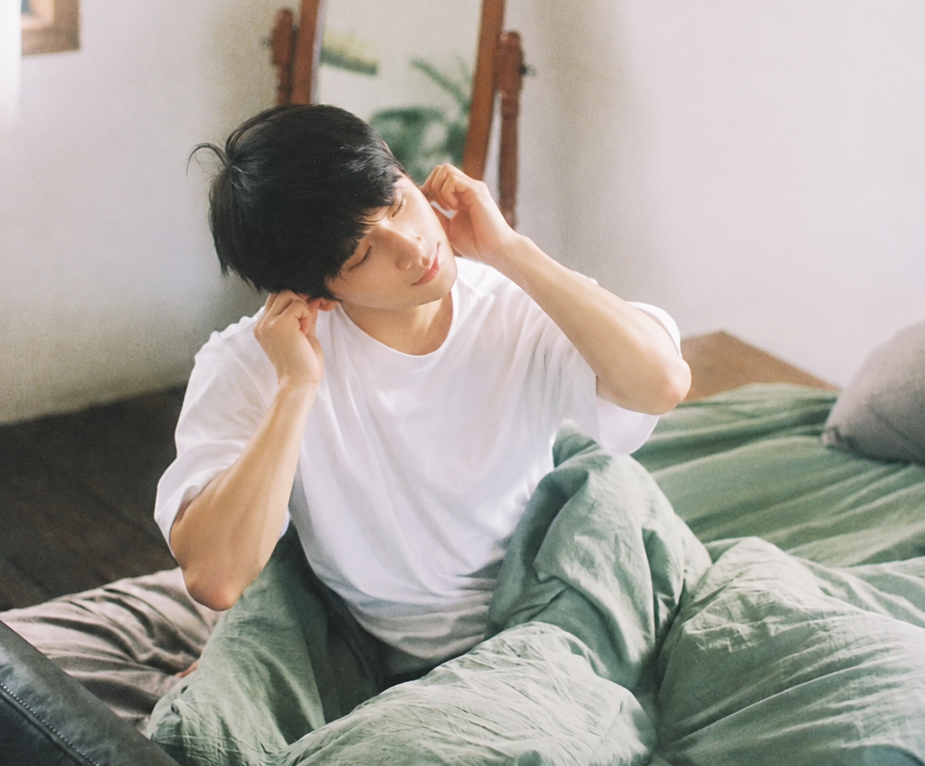 Massage tai buổi sáng là cách dưỡng thận đơn giản nhưng hiệu quả theo Y học cổ truyền (Ảnh minh họa)