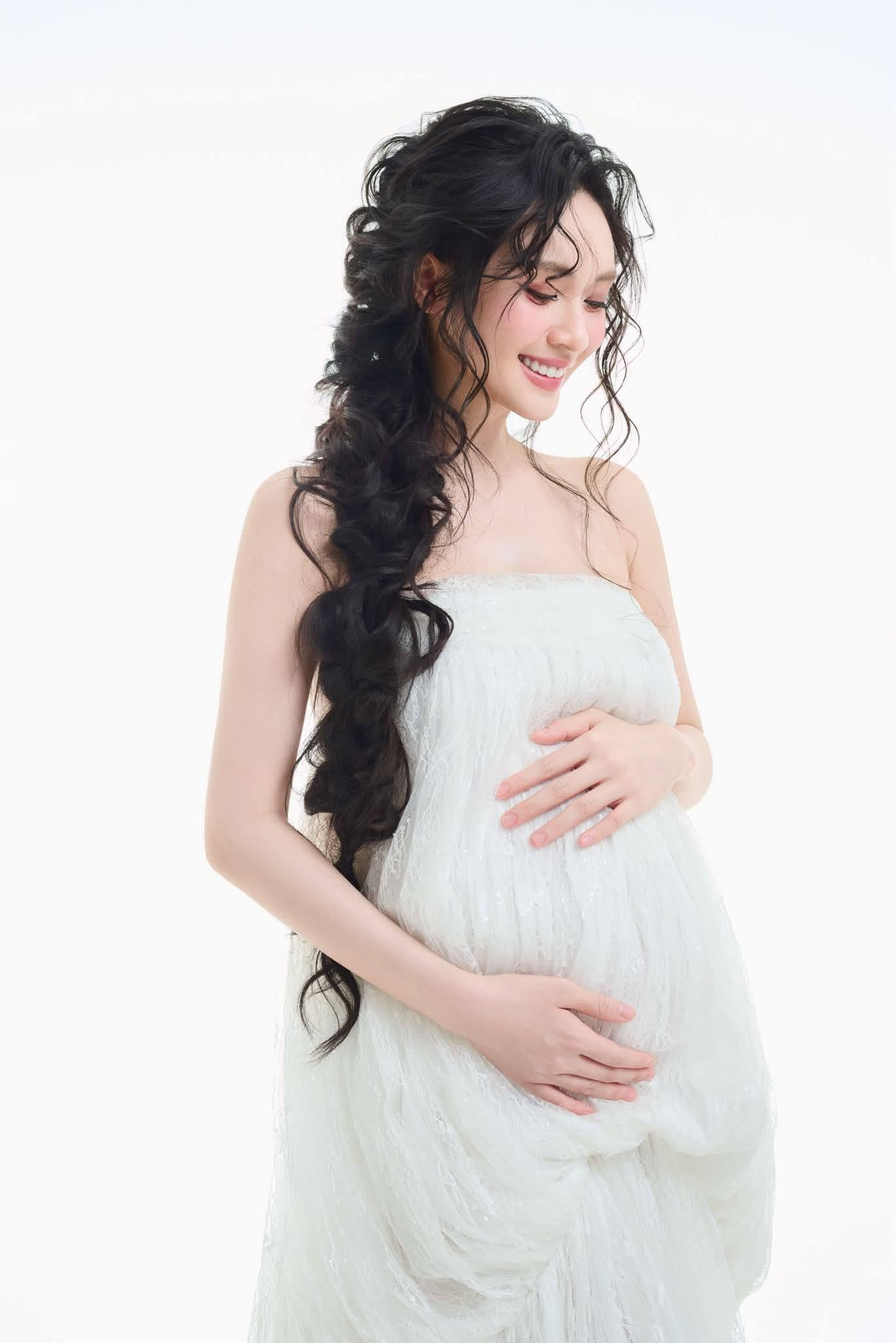 Vũ Thuý Quỳnh đang mang thai con đầu lòng
