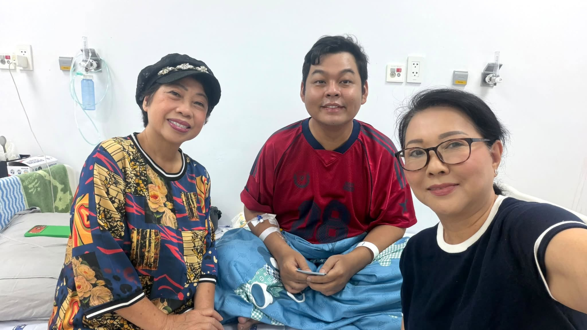 Nghệ sĩ Phương Dung và Phi Phụng từng đến thăm Bảo Bảo khi anh điều trị ở một bệnh viện khác