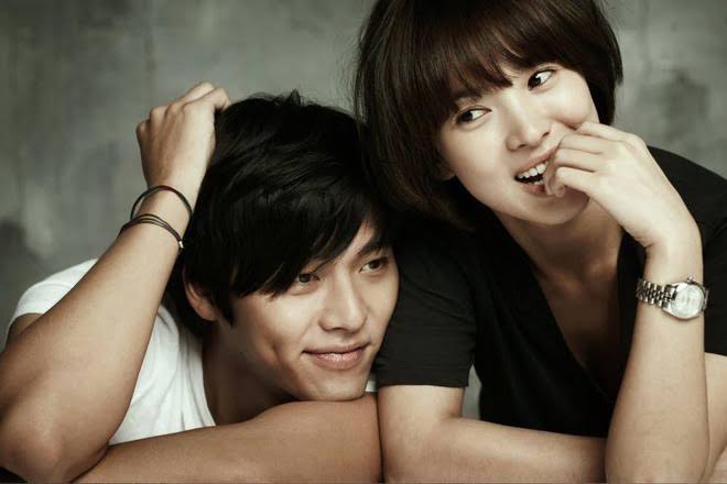 Lộ ảnh Song Hye Kyo thân mật sát rạt, tựa đầu về phía 1 người đàn ông