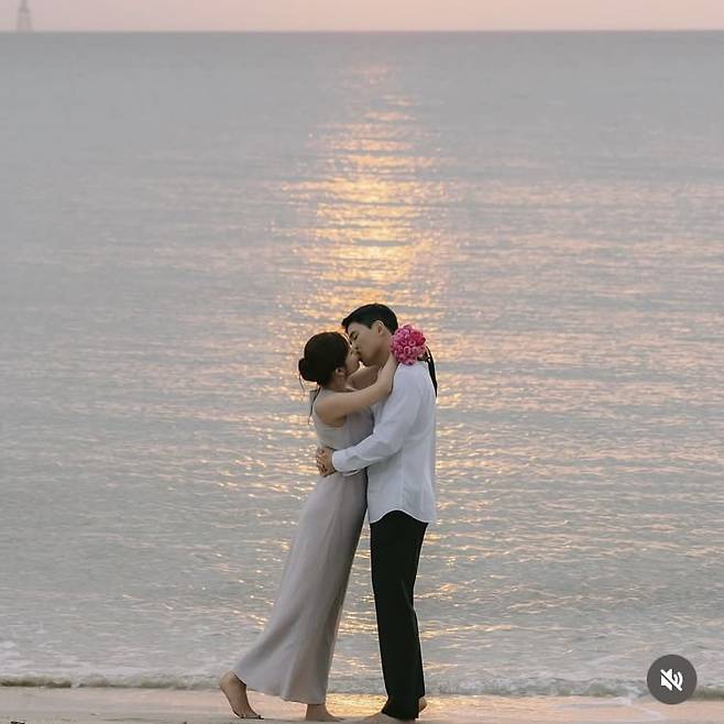 Jiyeon - Song Joo Heon trao nhau nụ hôn nồng nàn, cháy bỏng trong bộ ảnh cưới. Khoảnh khắc này đã trở nên viral, được dân tình chia sẻ rần rần khắp MXH ngay trong ngày 14/9. Ảnh: IGNV