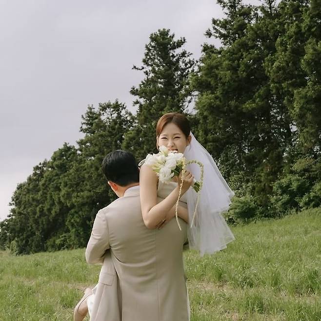 Cô dâu Jiyeon hạnh phúc được chú rể bế trong vòng tay yêu thương. Ảnh: IGNV