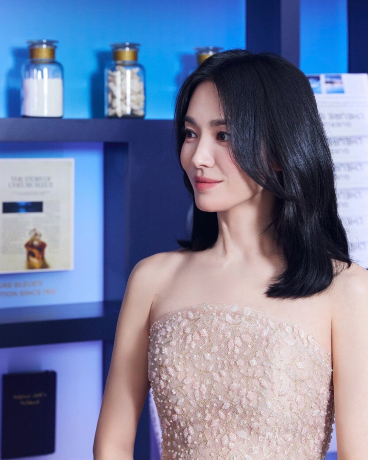 Lộ ảnh Song Hye Kyo thân mật sát rạt, tựa đầu về phía 1 người đàn ông