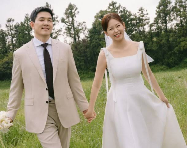 Jiyeon - Song Joo Heon nắm chặt tay nhau, không giấu được niềm hạnh phúc trào dâng trong bộ ảnh cưới. Ảnh: IGNV