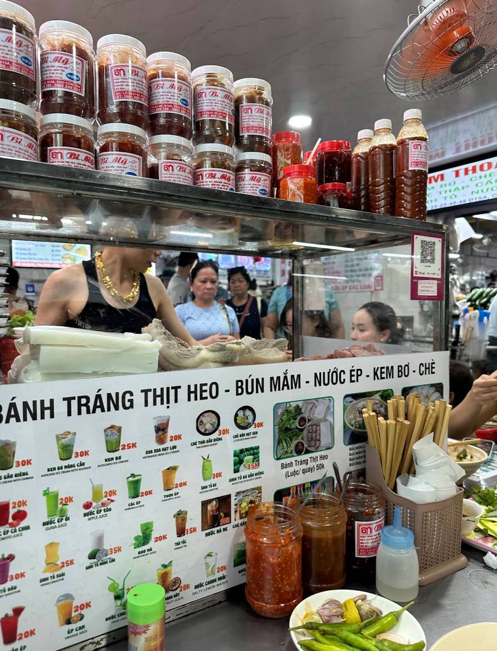 Phát hiện hàng bánh tráng thịt heo trong chợ Việt có 2 chị chủ đeo vàng kín tay