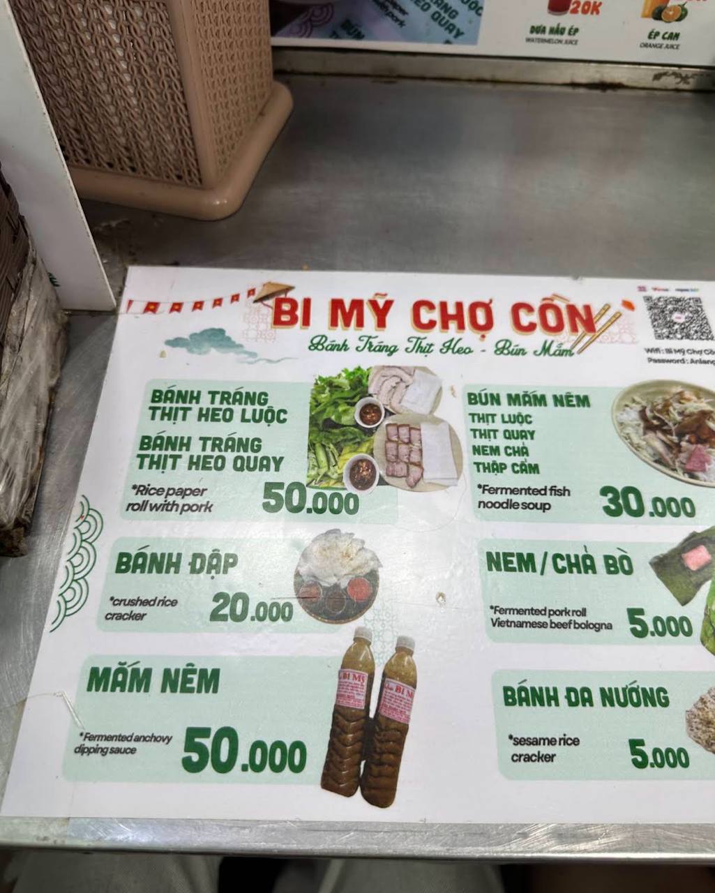 Bên cạnh món bánh tráng cuốn thịt heo, thực đơn tại Bi Mỹ còn có bún mắm nêm và bánh đập. 