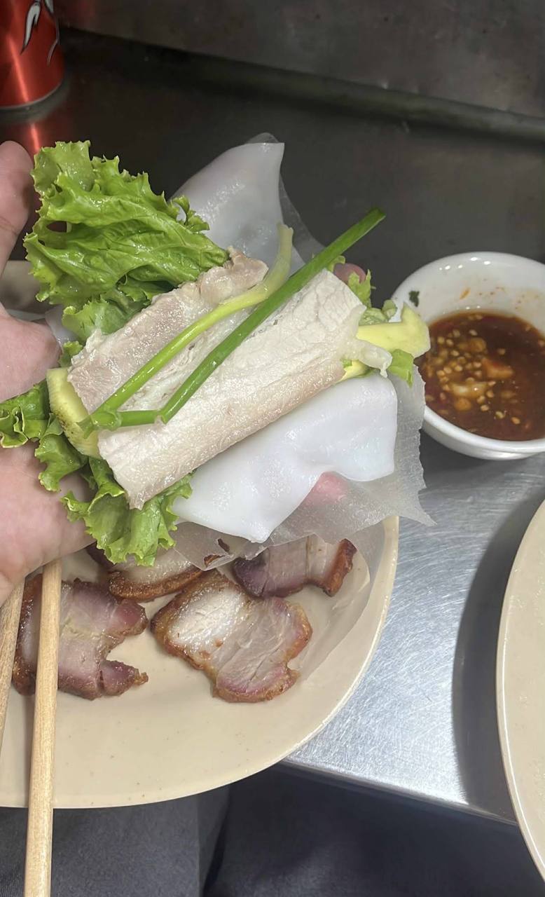Phát hiện hàng bánh tráng thịt heo trong chợ Việt có 2 chị chủ đeo vàng kín tay