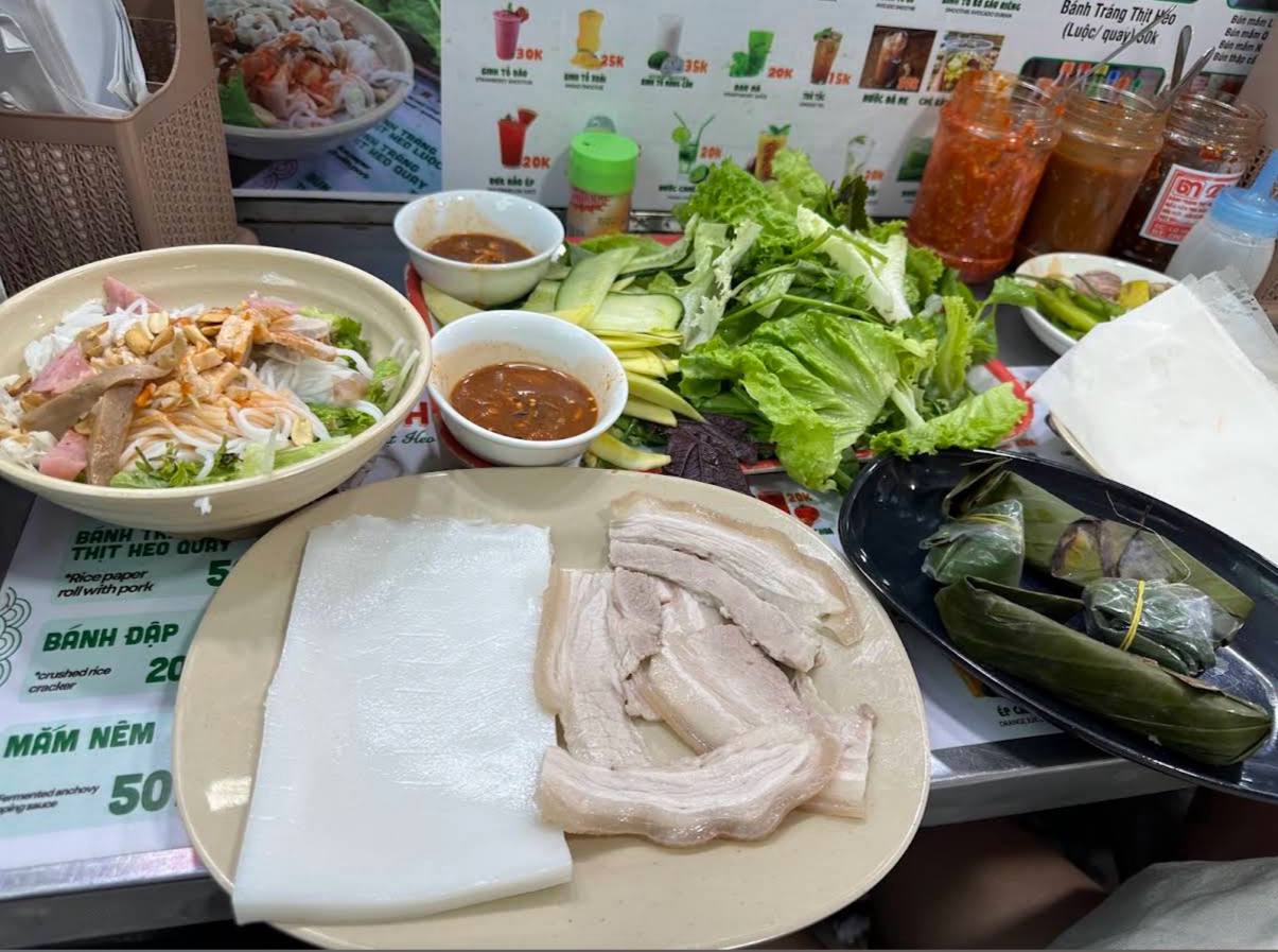 Phát hiện hàng bánh tráng thịt heo trong chợ Việt có 2 chị chủ đeo vàng kín tay