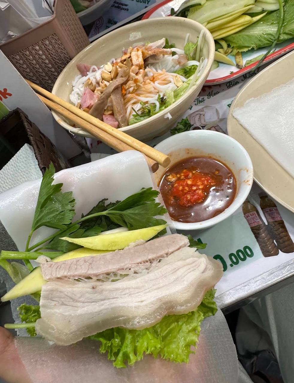 Phát hiện hàng bánh tráng thịt heo trong chợ Việt có 2 chị chủ đeo vàng kín tay