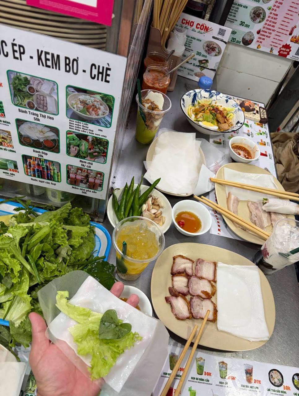 Tại Bi Mỹ, một phần bánh tráng cuốn thịt heo có giá 50.000 đồng.