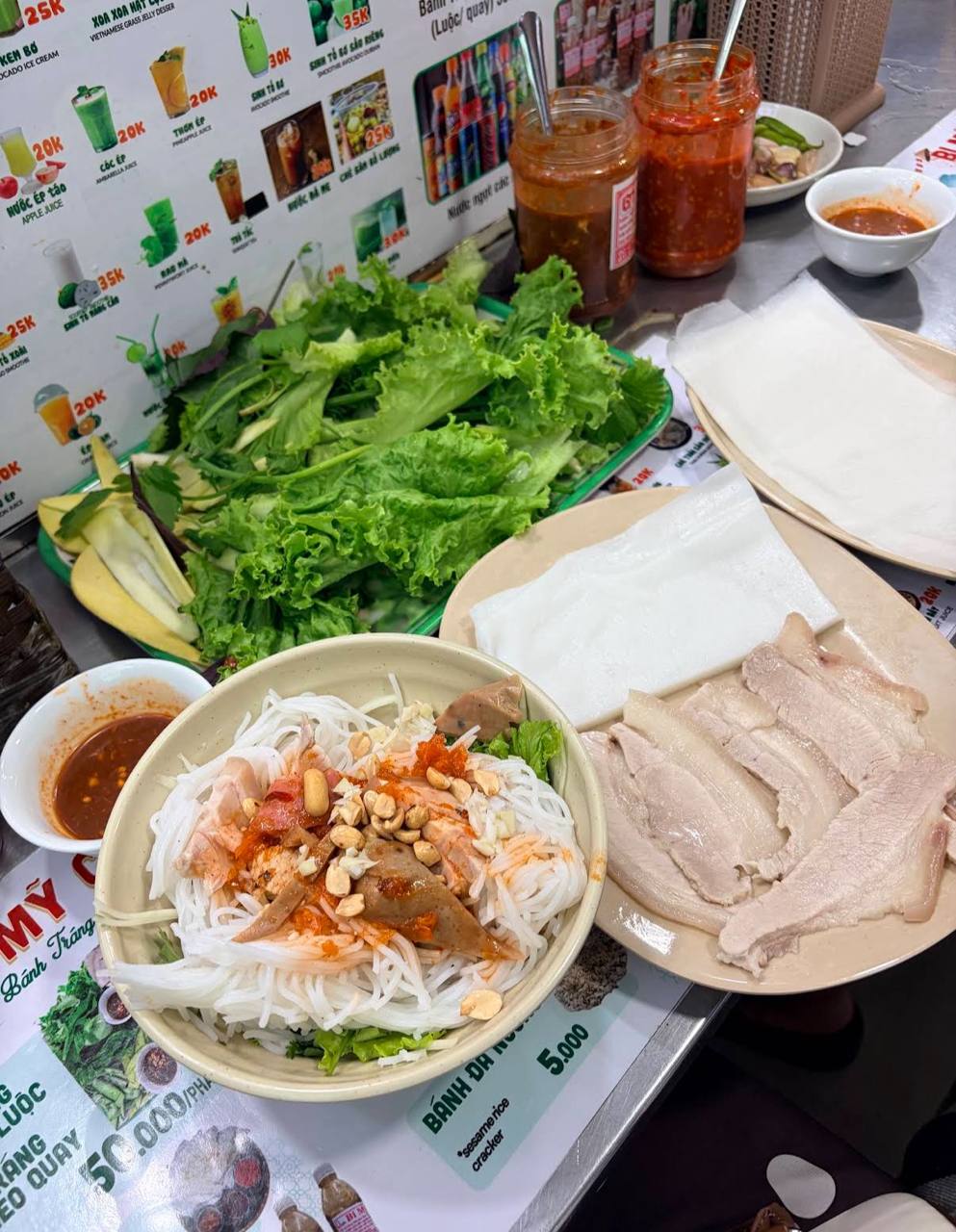 Phát hiện hàng bánh tráng thịt heo trong chợ Việt có 2 chị chủ đeo vàng kín tay