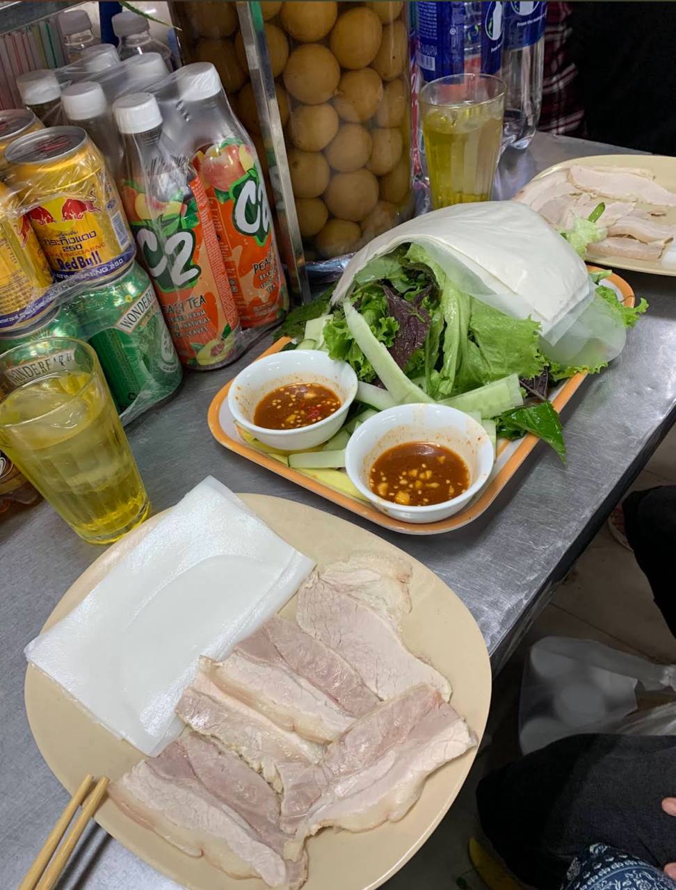 Phần ăn gồm bánh tráng, bánh phở, khoảng 5 miếng thịt ba chỉ heo luộc thái lát, một chén mắm nêm và phần rau sống ăn kèm như xà lách, rau thơm, dưa leo, xoài chua.