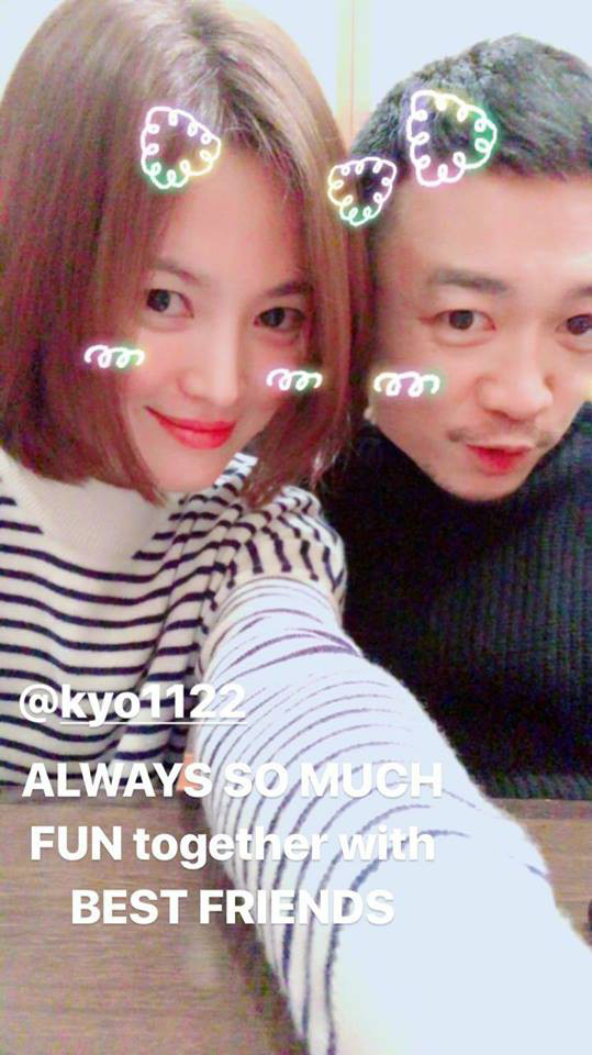 Yusuke Saeki từng cùng cặp đôi 1 thời Song Hye Kyo - Song Joong Ki đi nhậu cách đây 8 năm. Khi ấy, chuyên gia trang điểm người Nhật còn chia sẻ bức hình thân thiết bên nữ minh tinh The Glory lên trang Instagram cá nhân. Ảnh: IGNV