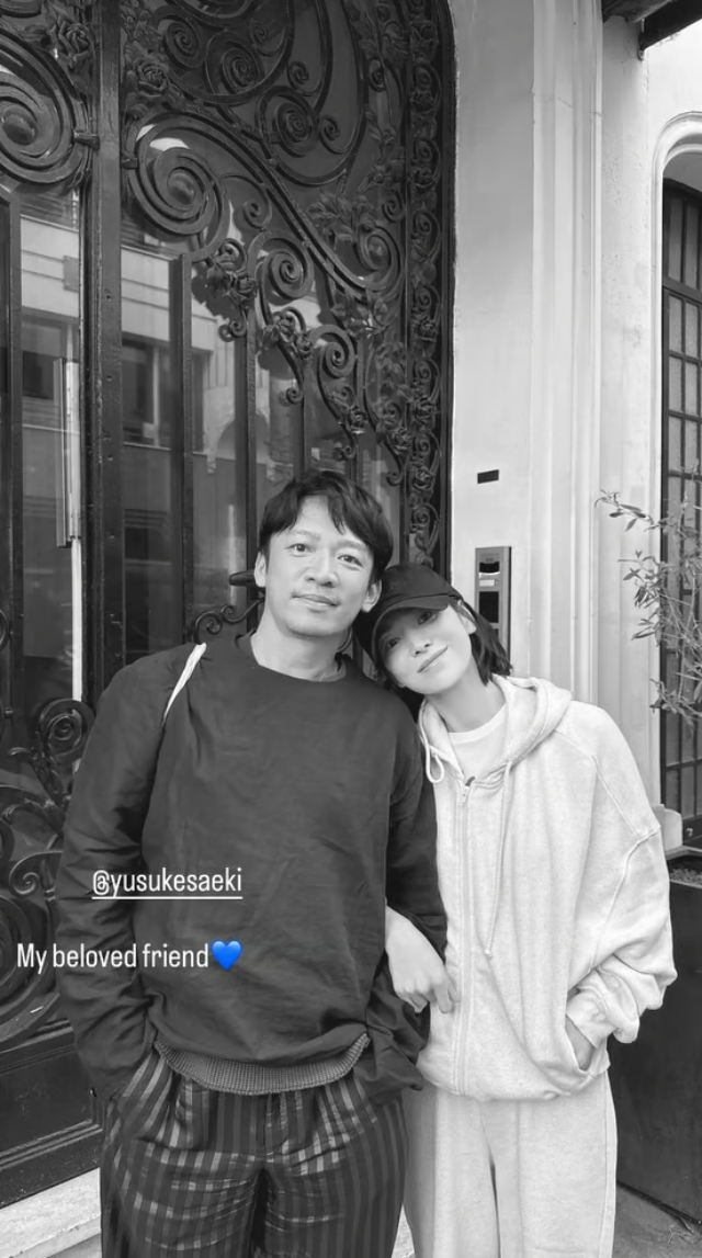 Song Hye Kyo đăng ảnh thân mật dựa sát rạt vào 1 người đàn ông. Ảnh: IGNV
