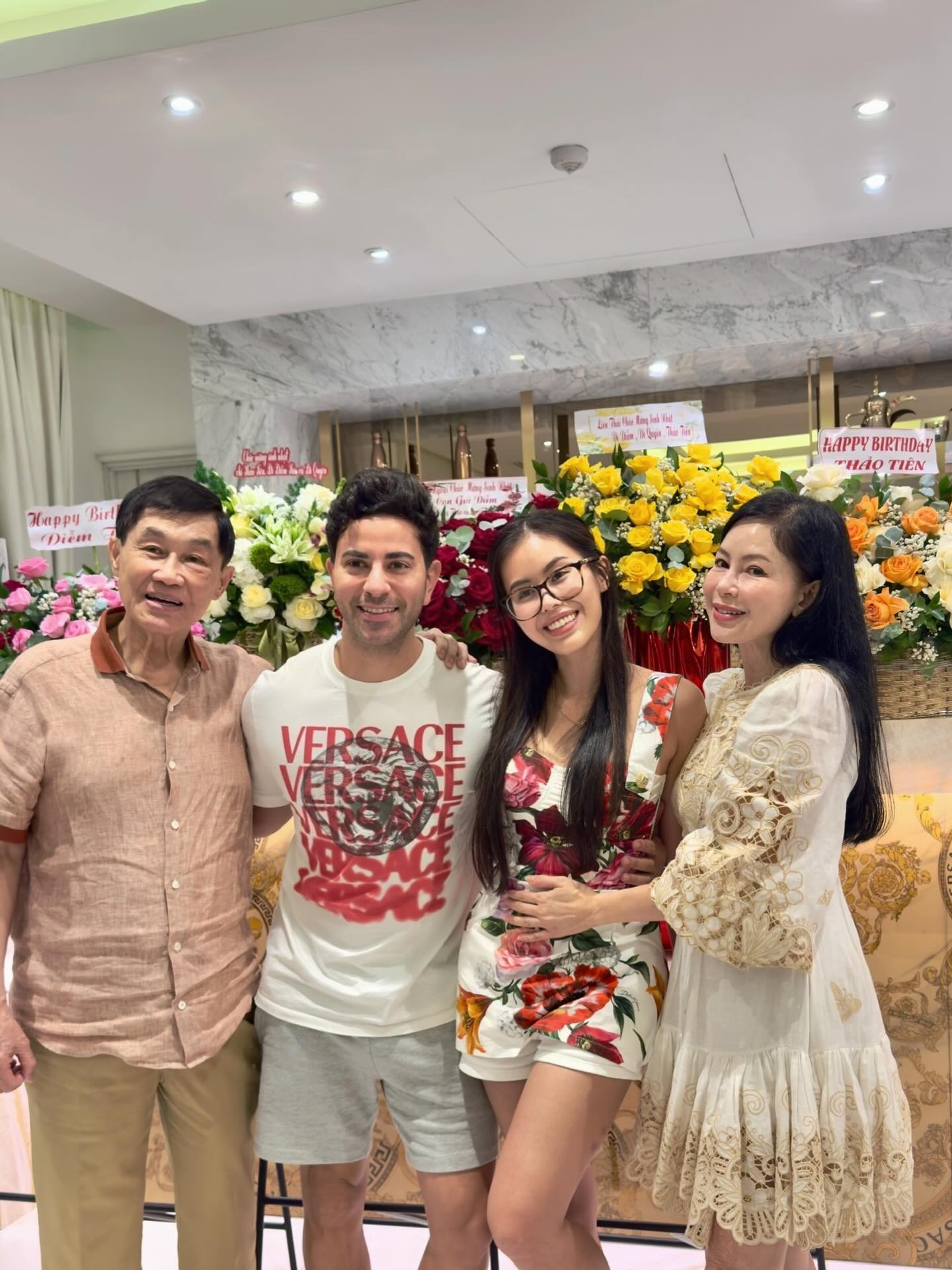 Vợ chồng Tiên Nguyễn và ba mẹ