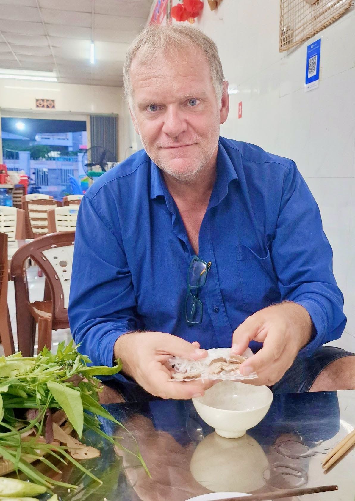 Danny Haberer học cách ăn những món Việt