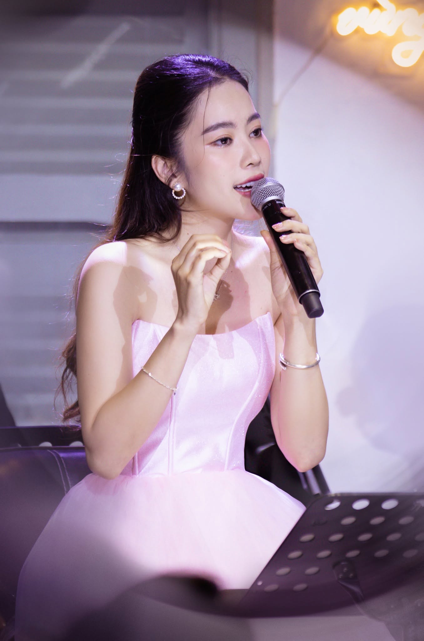 Dần dần, điều khiến khán giả nhớ đến Nam Em lại là những drama đời tư. (Ảnh: FBNV)
