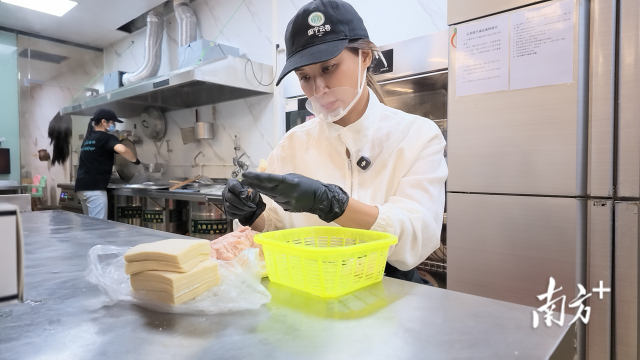 Mỹ nhân ly thân chồng luật sư về quê bán hoành thánh, tháng kiếm 400 triệu nhưng chỉ dám tiêu 350.000 đồng/ngày