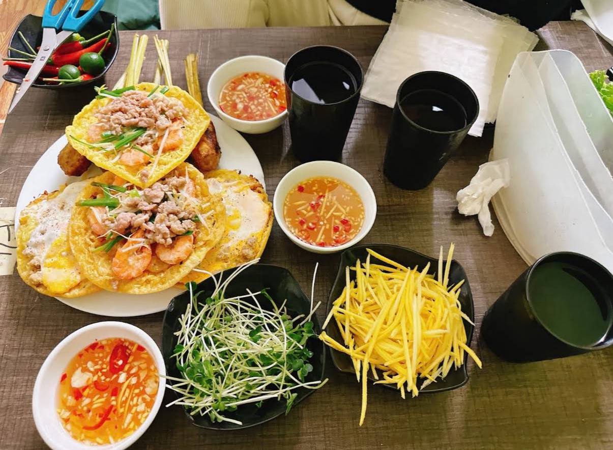 Bánh xèo “gây thương nhớ”: Khách chờ gần 1 tiếng vẫn không bỏ cuộc