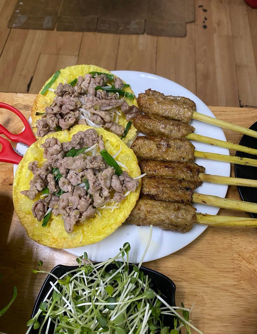 Bánh xèo “gây thương nhớ”: Khách chờ gần 1 tiếng vẫn không bỏ cuộc